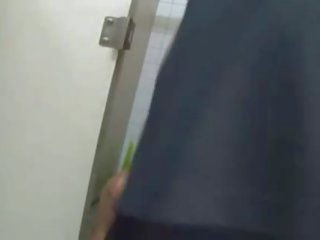 2 कालों grope और molest महबूबा पर एक टाय्लेट