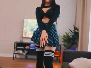Padrastro se folla la la hijastra despu�s de clases&comma; rica flaca vestida de estudiante recibe polla de su padrastro