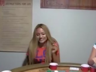 Νέος schoolmates γαμήσι επί πόκερ νύχτα
