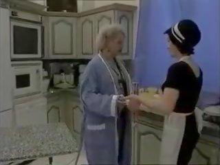 할머니 도착 주먹을 쥔