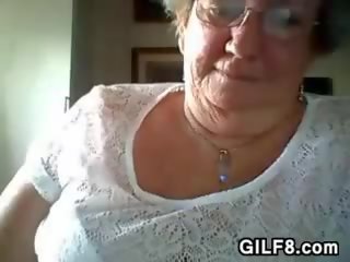 I vjetër grua ndezje të saj i mirë gjoks