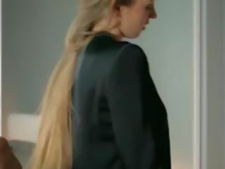 Mladý holky v pěkný šaty jíst dildo