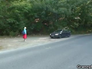 Старий повія отримує прицвяхований в в машина по a чужий