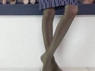 अति स्किनी प्रिन्सेस द्वारा the fireplace
