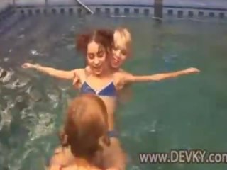Three girls naked in the basseýn