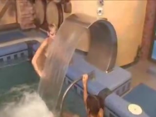 세 소녀 벌거 벗은 에 그만큼 풀