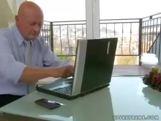סבא מזיין גָדוֹל נוער צעיר תלמידת בית ספר