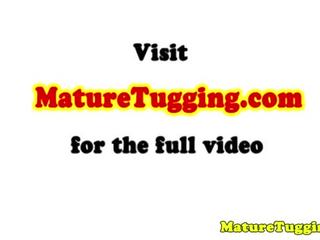 Busty perfected giật mạnh trên manhood trước mặt