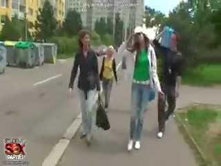 Opité vysokoškoláčky vziať kohúty deeper do ich throats a cunts