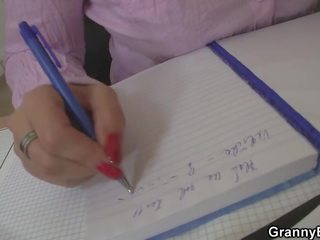 ऑफीस महिला में वाइट स्टॉकिंग्स राइडिंग उसके दस्ता