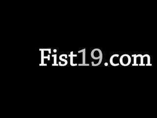Babes εισαγωγή fists σε τους vaginas